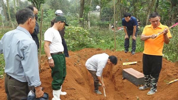 Thực hiện di dời, quy tập mộ ở xã Kỳ Đồng Ảnh: Thúy Nga