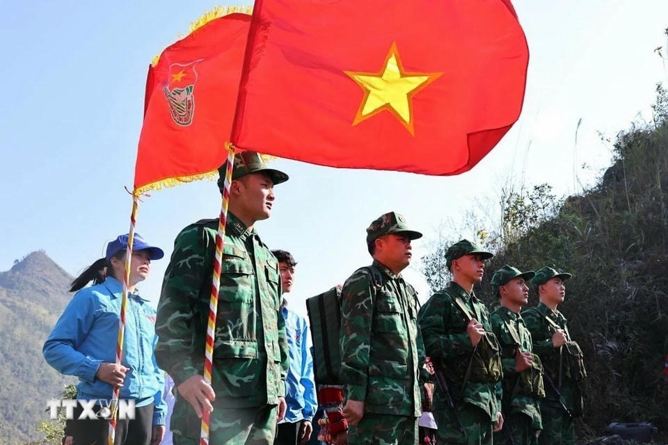 Đoàn viên, thanh niên huyện Đồng Văn phối hợp cùng cán bộ, chiến sỹ Đồn Biên phòng Lũng Cú (Hà Giang) tuần tra, bảo vệ đường biên, cột mốc biên giới. (Ảnh: Minh Đức/TTXVN)