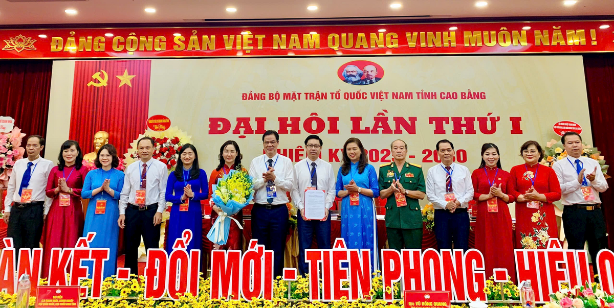29-7 ĐC Quang tặng hoa chúc mừng BCH