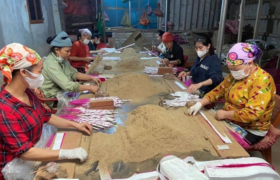 Nghề làm hương trầm ở huyện Quỳ Châu có truyền thống từ lâu đời.