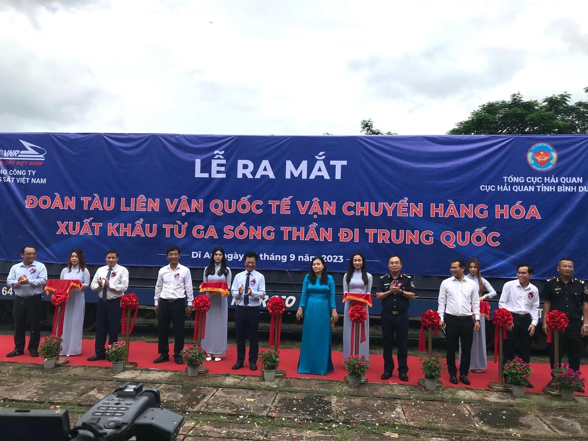 Nghi thức tại “Lễ ra mắt đoàn tàu liên vận quốc tế vận chuyển hàng hóa xuất khẩu từ ga Sóng Thần đi Trung Quốc”.