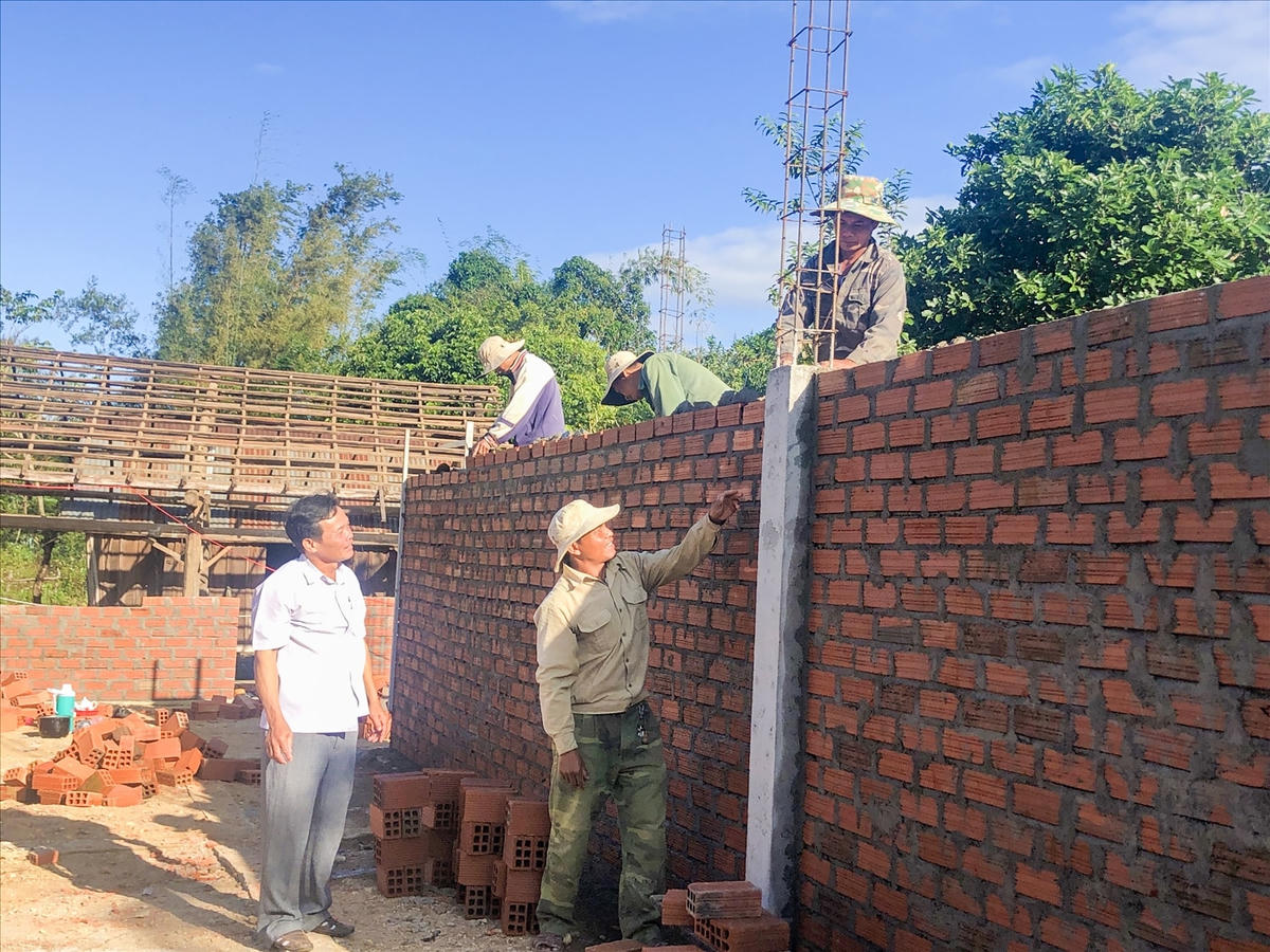 Sau khi được đào tạo nghề phổ thông, học viên ở huyện Kbang đã nhận thầu xây dựng các công trình nhà ở tại địa phương.