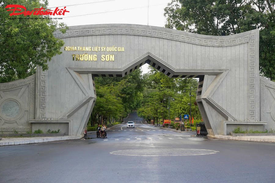 Tương tự tại Nghĩa trang Liệt sĩ Quốc gia Trường Sơn.