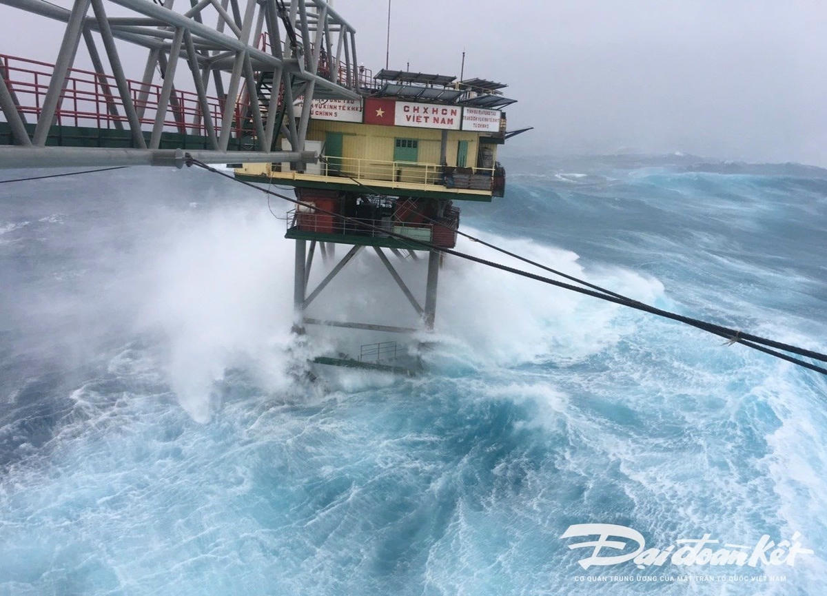 4. Hiên ngang, chống chọi với những cơn sóng hung giữ