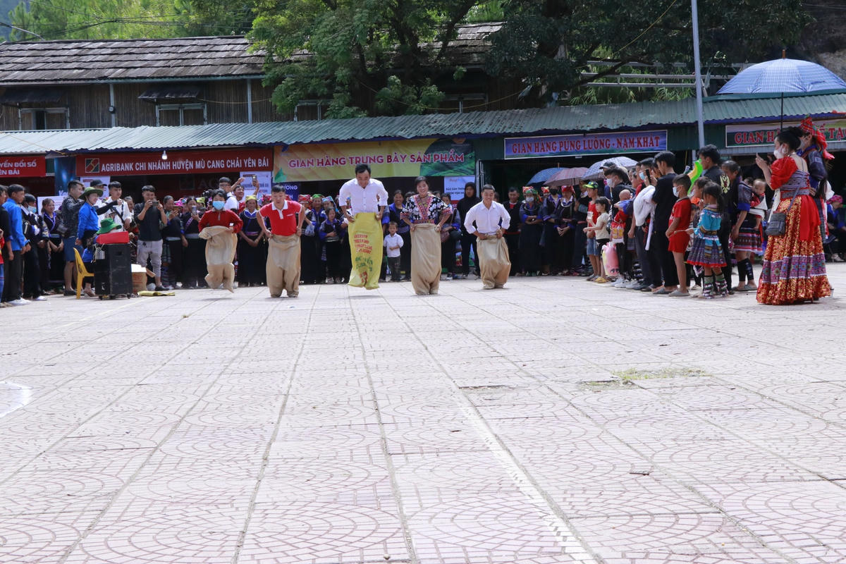 Các trò chơi thu hút nhiều người tham gia trong không khí vui vẻ