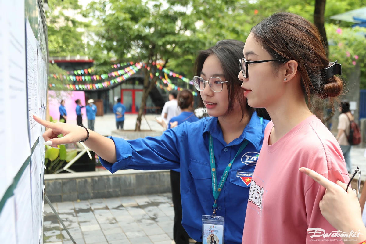 Sĩ tử xem lại số báo danh và phòng đi.