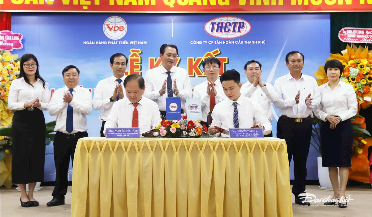 Lãnh đaọ ngân hàng VDB, tỉnh Vĩnh Long và Công ty chứng kiến lễ ký kết thỏa thuận tài trợ vốn tín dụng đầu tư của nhà nước cho Công ty Thạnh Phú Tân Hoàn Cầu JSC. Ảnh Trung Kiên.