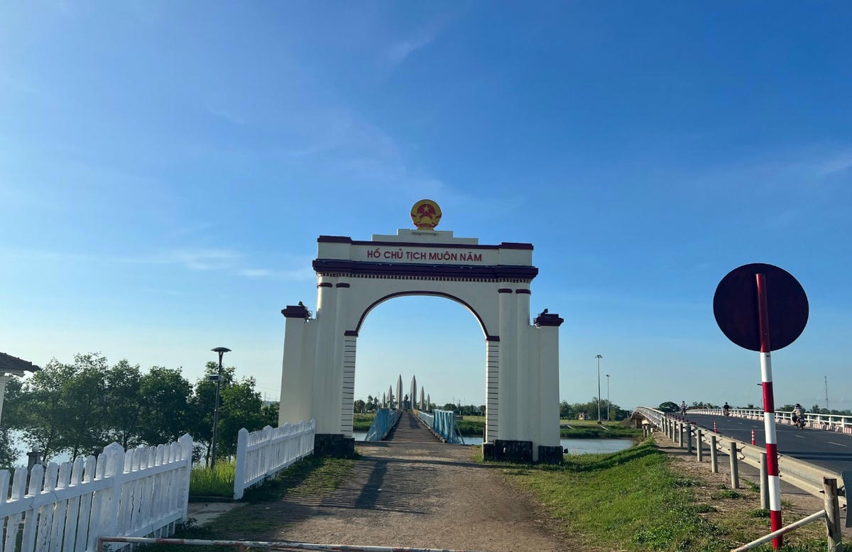 Tấm biển đã “nhắc” du khách mua vé đặt trước đường dẫn đi vào di tích cầu Hiền Lương đã được thu hồi.