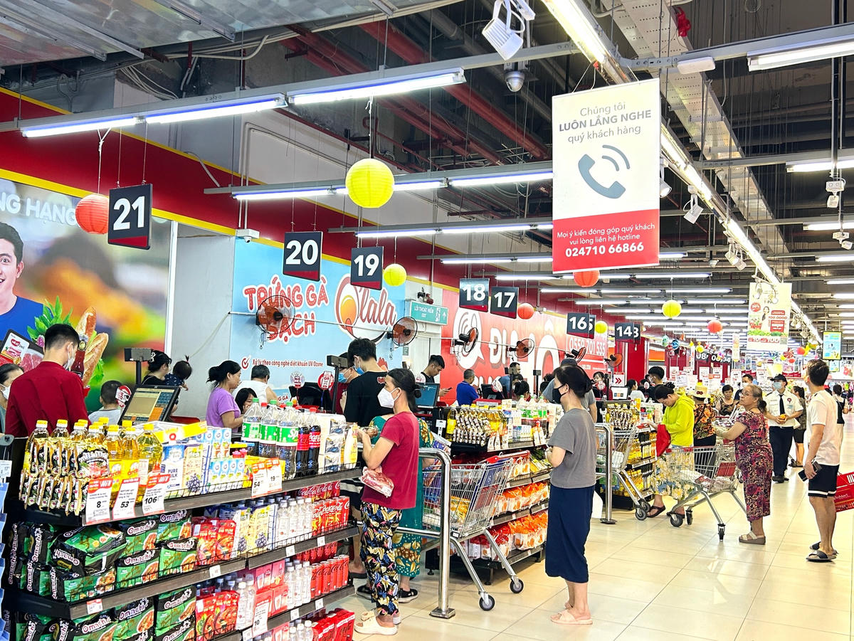 Áp dụng chính sách giảm thuế VAT và triển khai nhiều chương trình khuyến mại, WinMart ghi nhận lượng người mua sắm tăng cao.