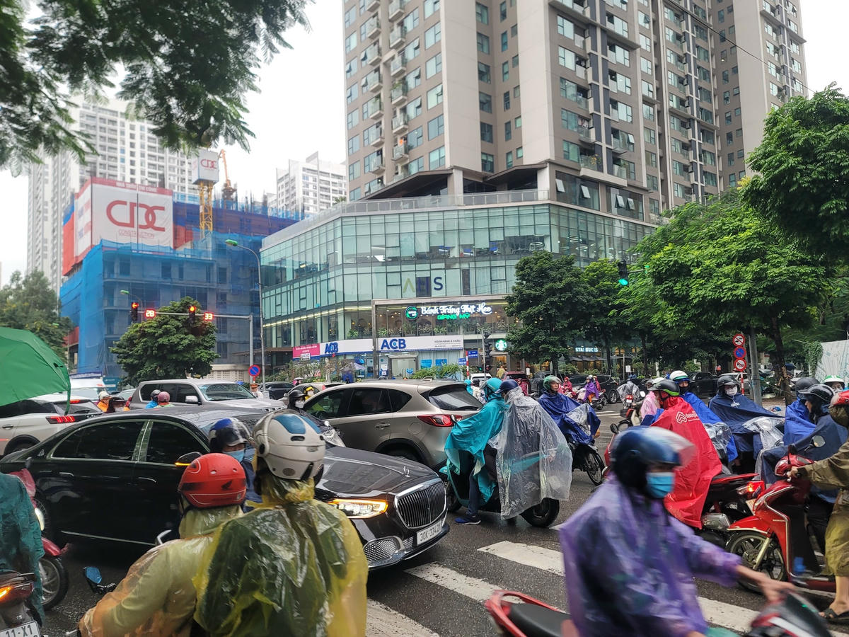 Ngã tư Nguyễn Tuân - Nguỵ Như Kon Tum lộn xộn, hỗn loạn.