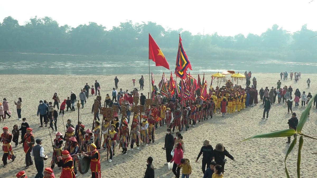 Nghi lễ là sự tái hiện lại việc rèn luyện quân sỹ, đánh đuổi giặc ngoại xâm thời Hai Bà Trưng. Ảnh Ngọc Hải