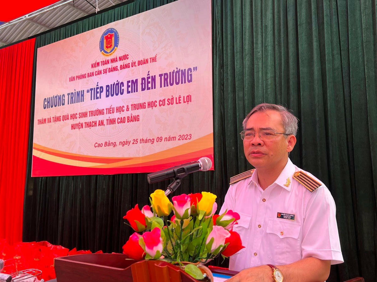 Chánh Văn phòng Ban cán sự đảng, Đảng ủy, Đoàn thể Nguyễn Mạnh Cường phát biểu tại buổi trao quà.Ảnh: TRẦN HUYỀN