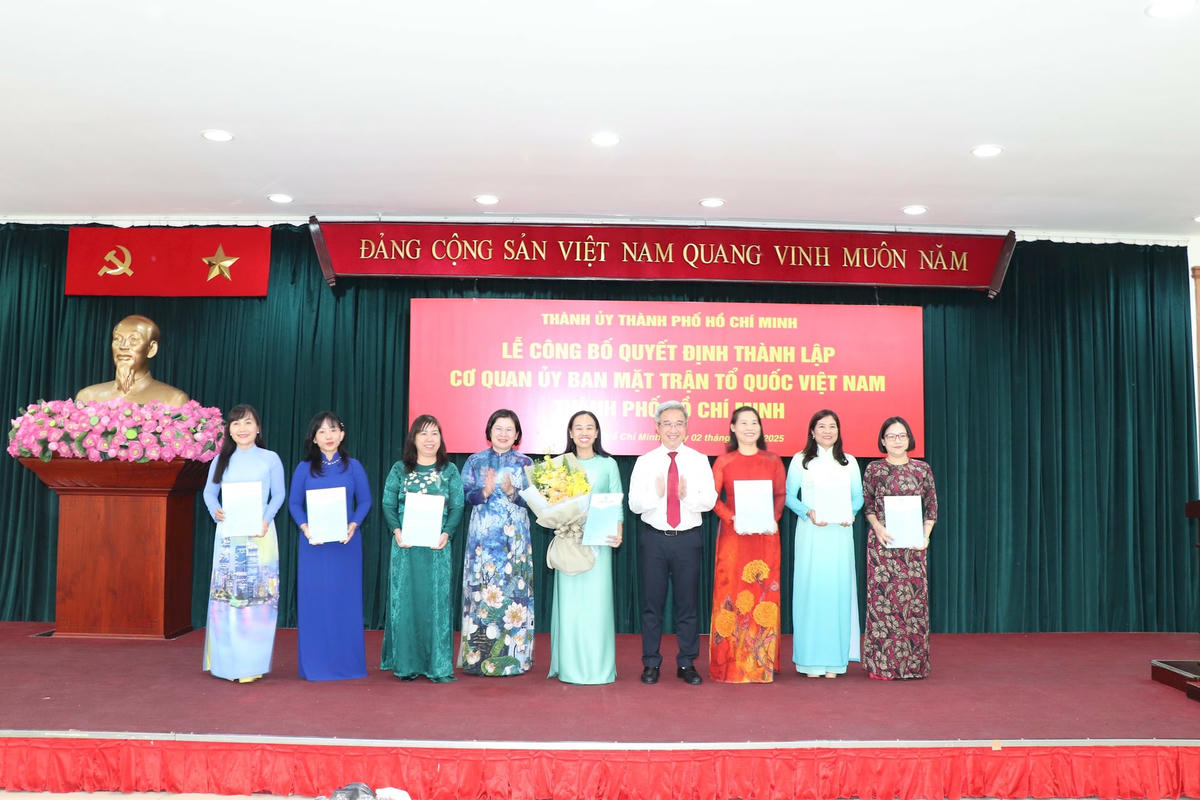 Trao Quyết định nhân sự Chủ tịch, các Phó Chủ tịch Hội Liên hiệp Phụ nữ TP Hồ Chí Minh. Ảnh Q.Định.