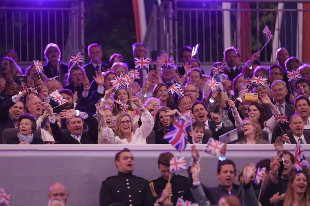 Đám đông xem buổi hòa nhạc diễn ra trước Cung điện Buckingham. Ảnh: AP.
