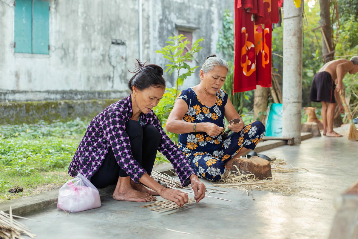Để hoàn thiện một sản phẩm, các nghệ nhân làng Thọ Đơn phải tỉ mỉ, khéo léo và nhẫn nại trong từng công đoạn. Từ khâu lựa chọn nguyên liệu đến chế tác ra sản phẩm đều phải rất công phu.