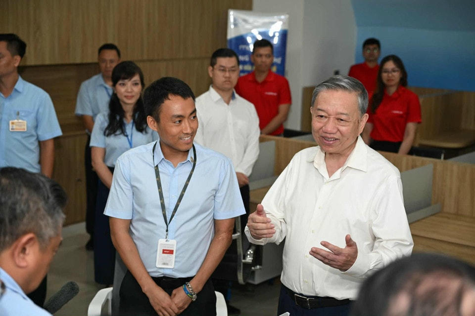 Tổng Bí thư Tô Lâm đến thăm, kiểm tra hoạt động tại Trung tâm phục vụ Hành chính công Hà Nội Chi nhánh số 1 tại đường Võ Chí Công. (Ảnh: Minh Sơn/Vietnam+)