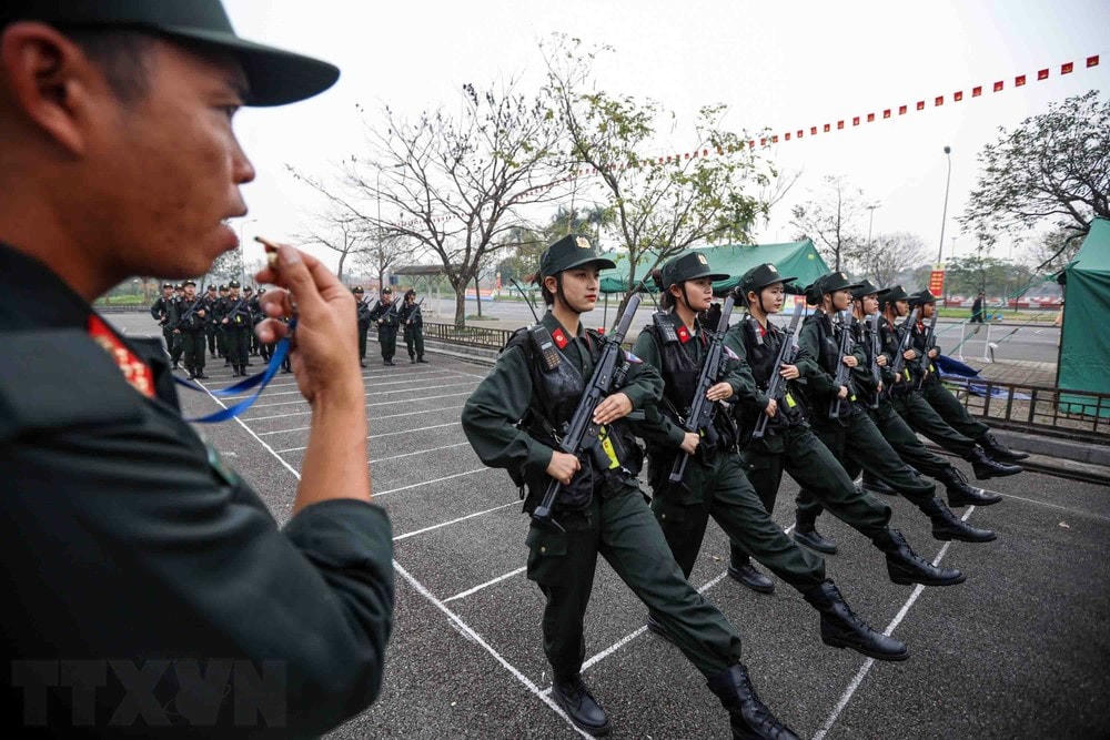 Khối nữ Cảnh sát Đặc nhiệm tích cực tập luyện. (Ảnh: Phạm Kiên/TTXVN) ttxvn_duyet binh dien bien (1).jpg