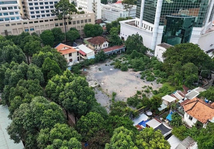 Khu vực số 36 và 42 đường Chu Mạnh Trinh là khu đất trống có cây xanh bao quanh trong hình (thuộc phường Sài Gòn, Thành phố Hồ Chí Minh). (Nguồn: Báo Tuổi trẻ)