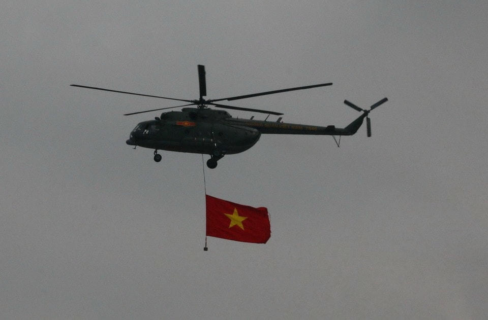 Lực lượng không quân Việt Nam hợp luyện bay chào mừng, với sự tham gia của 10 trực thăng, 7 máy bay “hổ mang chúa” tiêm kích SU- 30MK2 cùng biên đội máy bay huấn luyện đa nhiệm Yak-130. (Ảnh: Sỹ Tuyên/TTXVN)