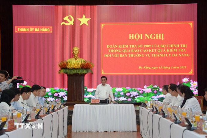 Quang cảnh buổi làm việc. (Ảnh: Văn Dũng/TTXVN) ttxvn-doan-kiem-tra-so-1909-cua-bo-chinh-tri-lam-viec-voi-thanh-uy-da-nang-7910138-resize-2.jpg