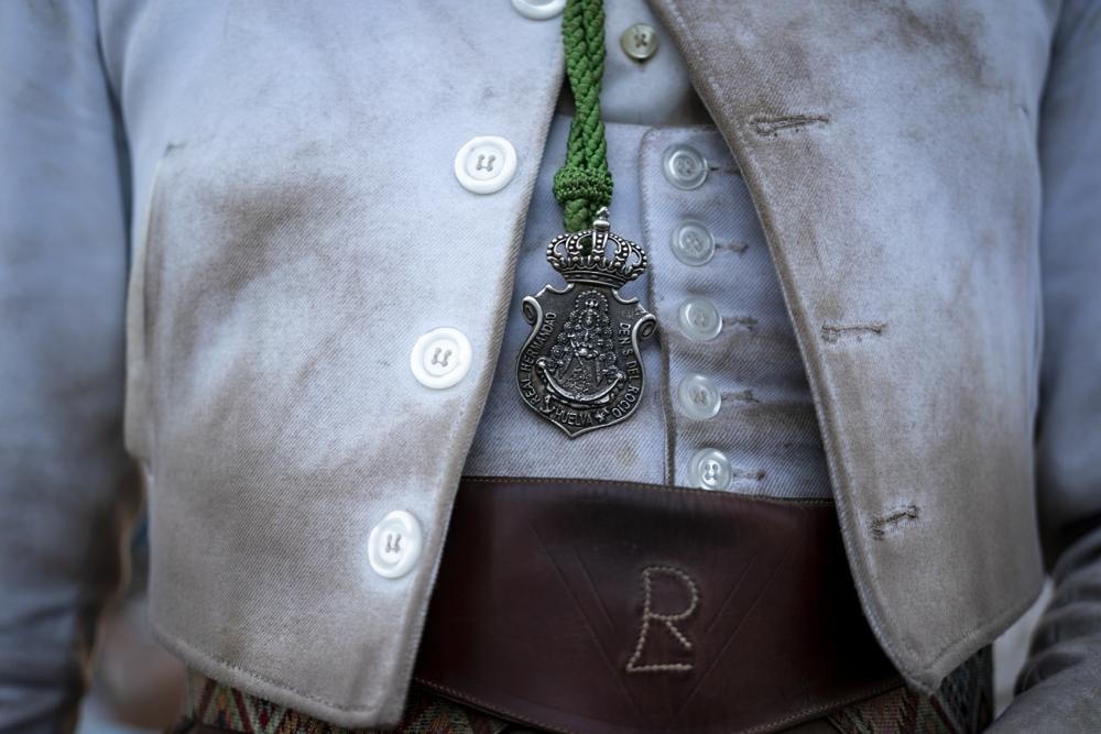 Tấm huy chương Virgin del Rocio. Ảnh: AP.