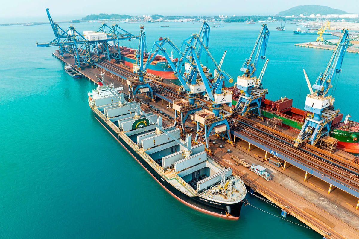 Xuất hàng tại Cảng chuyên dùng Hòa Phát Dung Quất