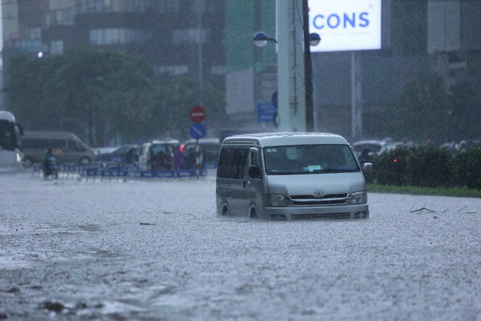 Khu vực đường Châu Văn Liêm rẽ ra Đại lộ Thăng Long ngập sâu cả 2 chiều. (Ảnh: Hoài Nam/Vietnam+)