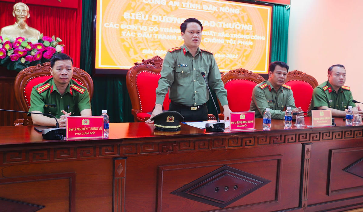 Đồng chí Giám đốc Công an tỉnh phát biểu chỉ đạo tại buổi trao thưởng.