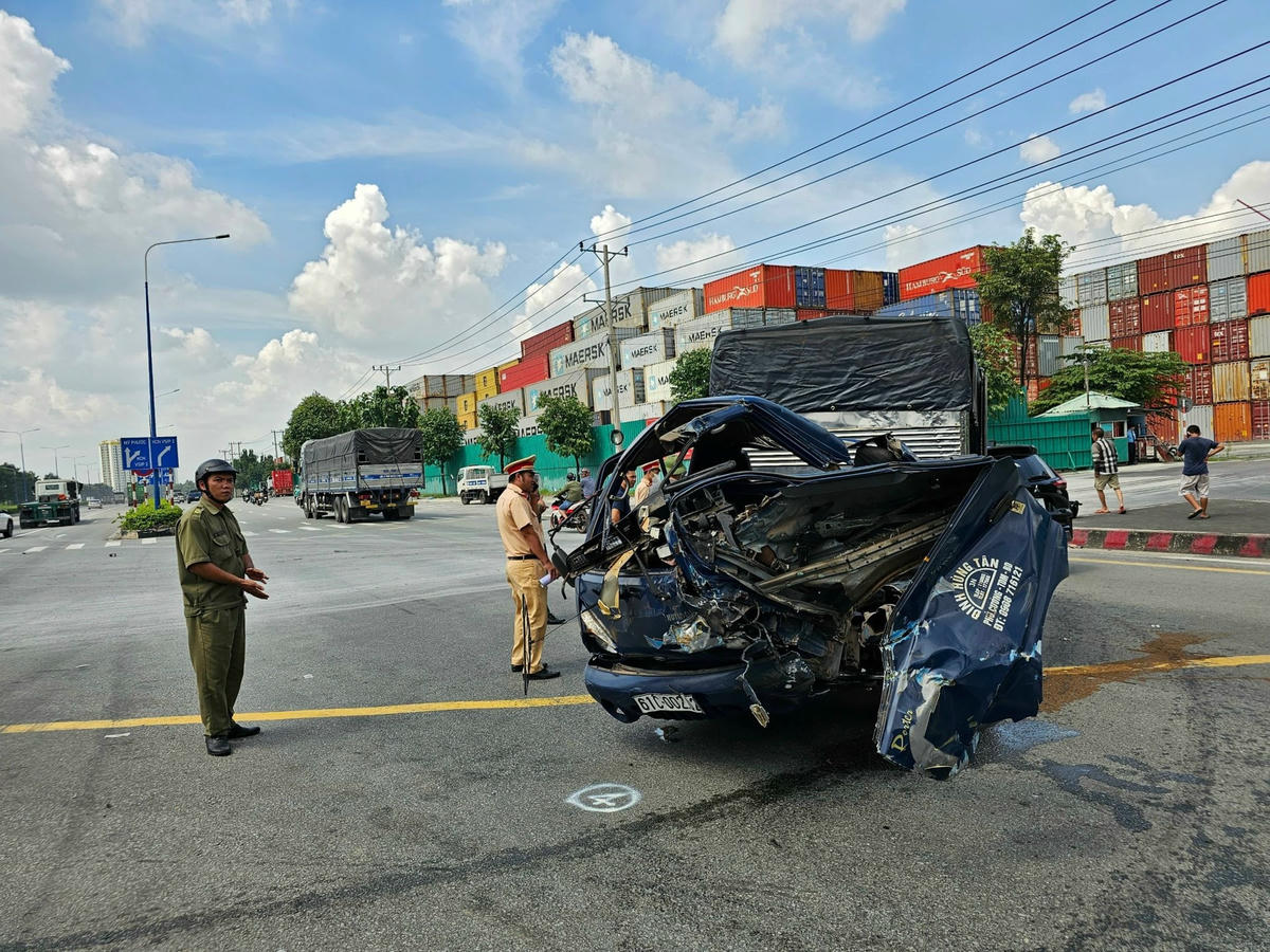 Xe tải biến dạng sau va chạm giao thông.