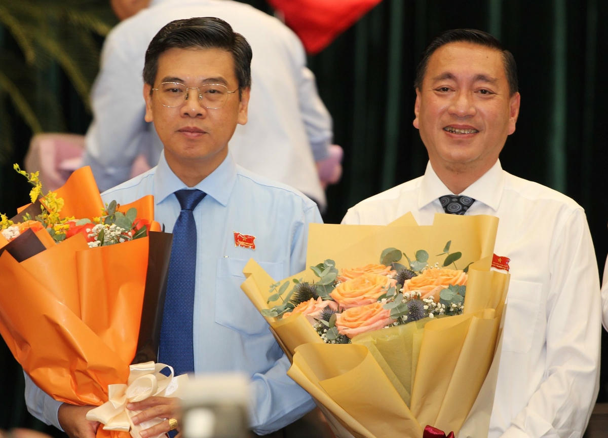 Ông Nguyễn Văn Dũng (trái) và ông Phạm Thành Kiên (phải) dự kỳ họp thứ 12 HĐNg khóa X, sáng 11/11. 