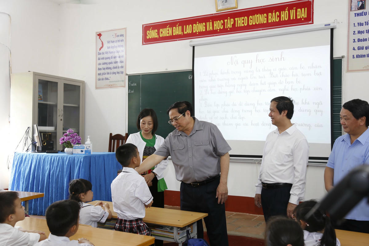 Tại đây, Thủ tướng đã thăm hỏi, động viên các thầy cô giáo, học sinh...