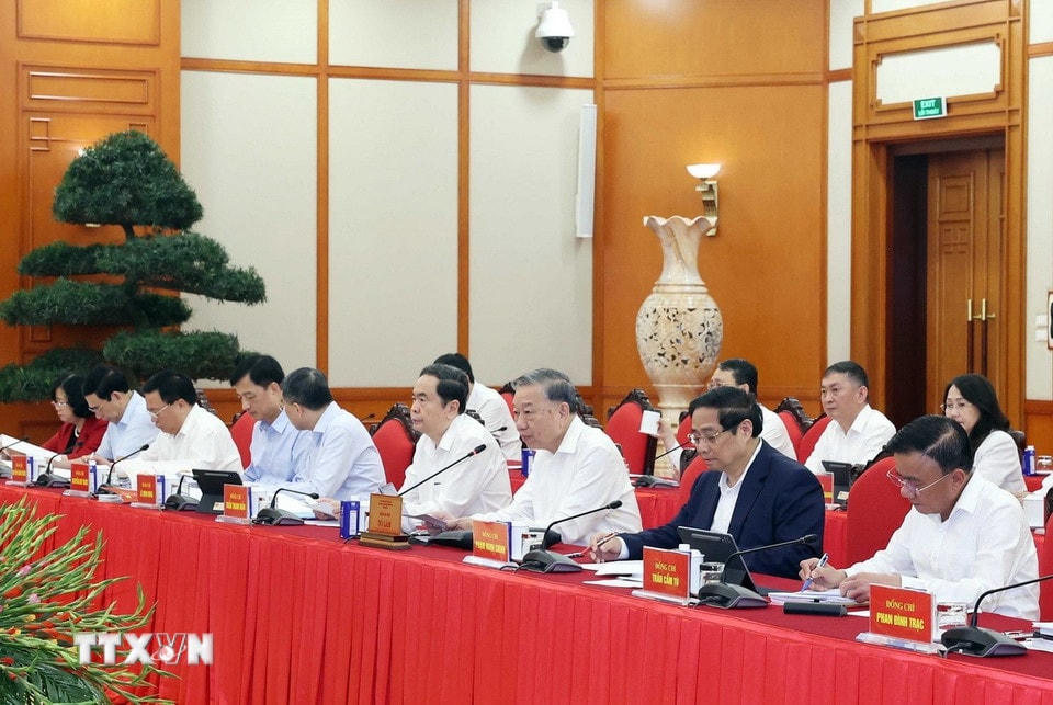 Tổng Bí thư Tô Lâm chủ trì cuộc làm việc của Bộ Chính trị với Ban Thường vụ Đảng uỷ Mặt trận Tổ quốc, các đoàn thể Trung ương. (Ảnh: Thống Nhất/TTXVN)