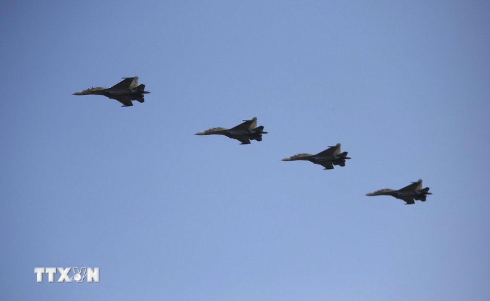 Trong quá trình tập luyện, Su-30MK2 bay thành 2 biên đội gồm 3 và 4 chiếc. (Ảnh: Lê Xuân/TTXVN)
