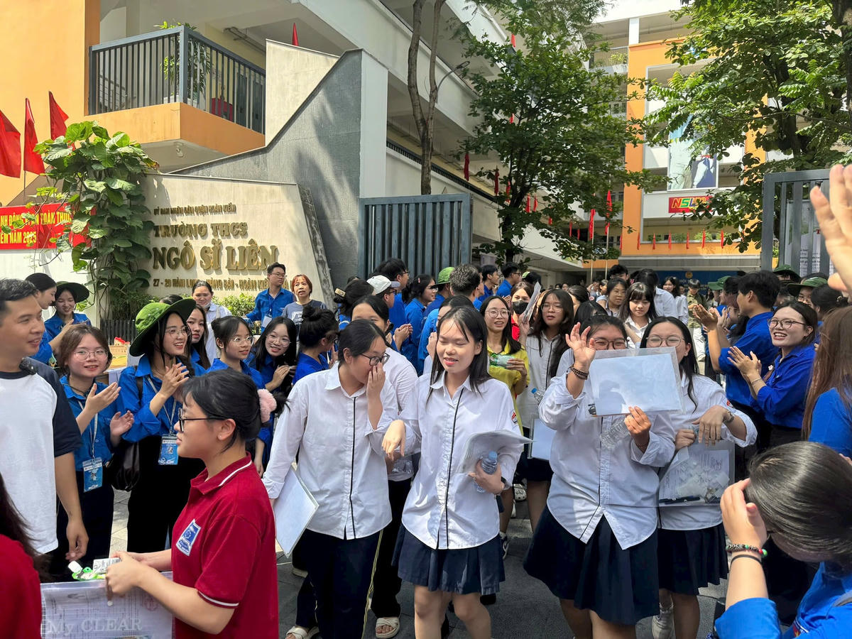 Thí sinh hoàn thành môn thi Ngữ văn tốt nghiệp THPT 2025 tại điểm trường THCS Ngô Sĩ Liên - Hà Nội (ảnh Minh Quang)