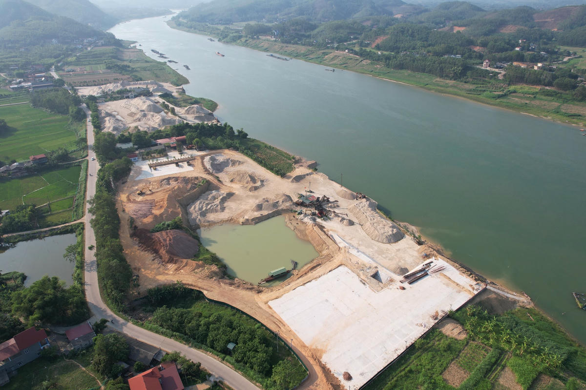 Dù bến hết hạn từ ngày 15/1/2021, nhưng Công ty CPĐT và TM Huy Hoàng (xã Vụ Quang, huyện Đoan Hùng) vẫn ngang nhiên hoạt động. Trong những tháng 5, 6, 7/2023, phóng viên ghi nhận, ngoài bốc xếp hàng hoá, tại bến bãi này còn được đơn vị tổ chức xây dựng, đổ nền bê tông.