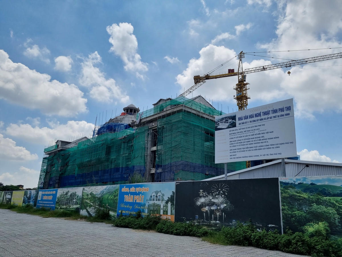 Đơn vị thi công là liên danh Công ty cổ phần Nam Hoàng Việt - Công ty cổ phần Xây dựng và Xử lý nền móng Thành Đông và Công ty cổ phần xây dựng thương mại số 6.