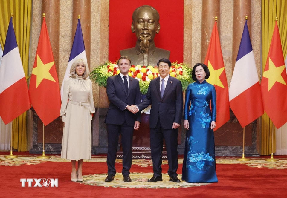 Chủ tịch nước Lương Cường và Phu nhân cùng Tổng thống Pháp Emmanuel Macron và Phu nhân chụp ảnh chung. (Ảnh: Lâm Khánh/TTXVN)