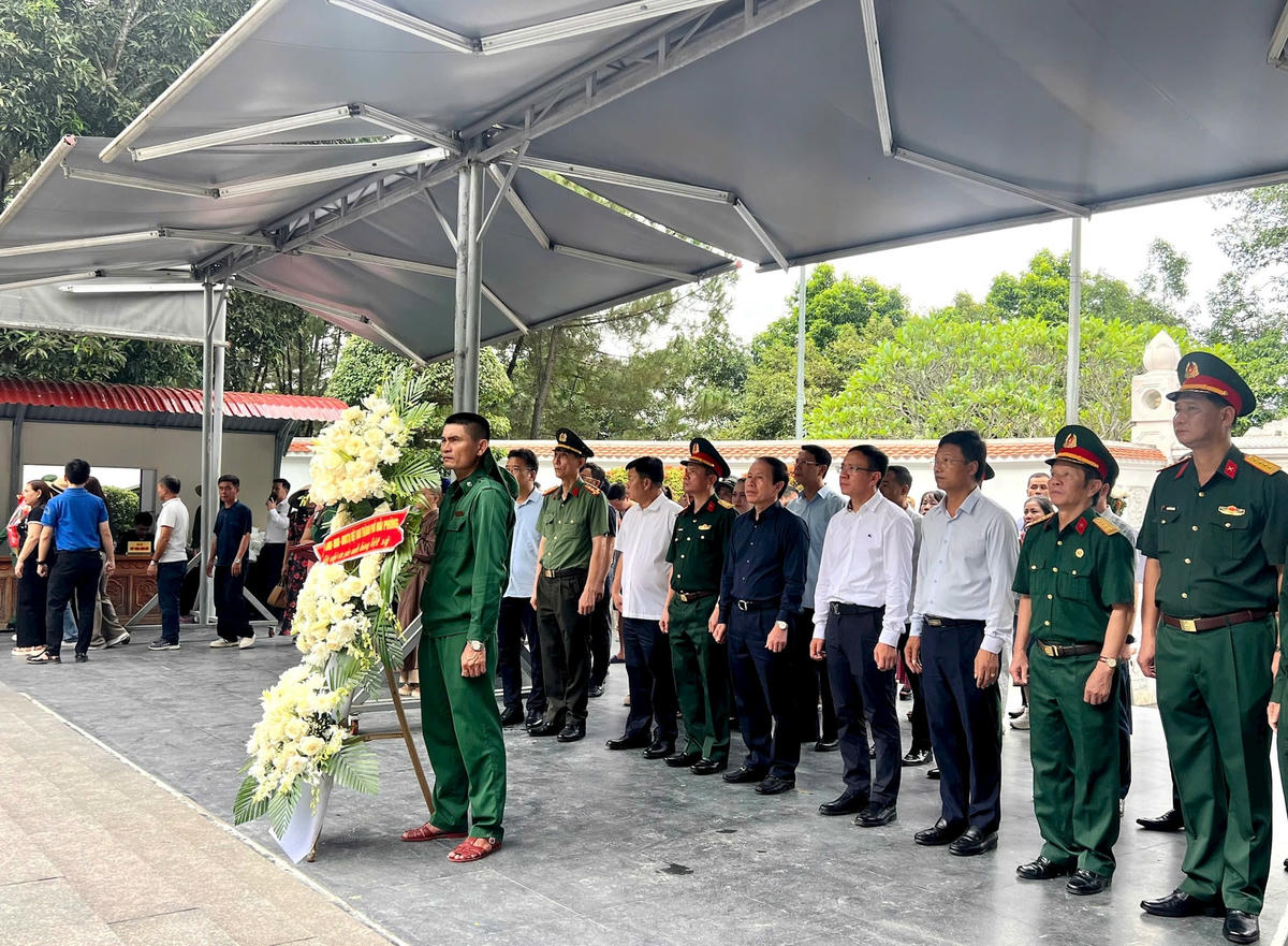 Đoàn công tác TP Hải Phòng dâng hương hoa tại ngã ba Đồng Lộc. Ảnh: CTV.