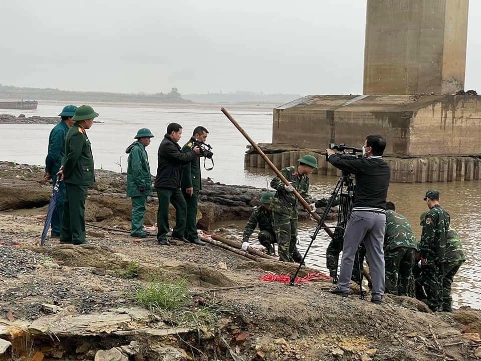 Lực lượng chức năng đang tiến hành xử lý, đưa quả bom đến nơi an toàn