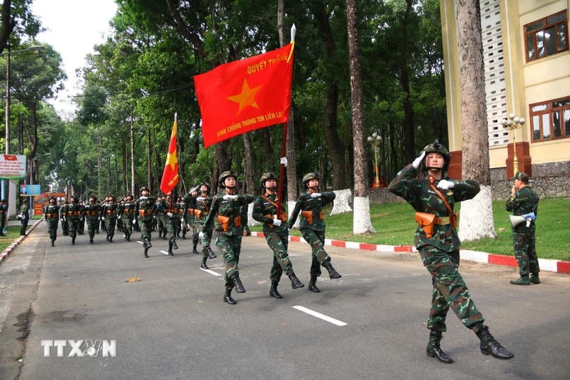 Khối Nữ sỹ quan thông tin bước vào giai đoạn tập luyện cao điểm tại Lữ đoàn 25, Quân khu 7 (đóng chân tại thành phố Biên Hòa, Đồng Nai). (Ảnh: Lê Xuân/TTXVN)