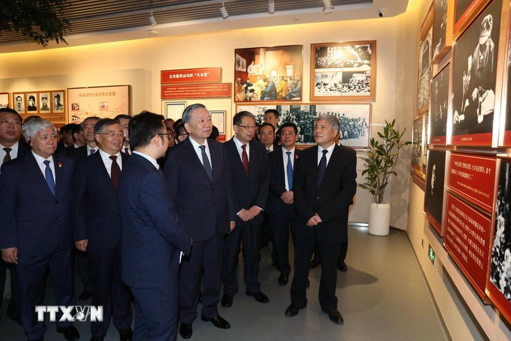 Tổng Bí thư, Chủ tịch nước Tô Lâm thăm phòng truyền thống của Trường Đảng Trung ương Đảng Cộng sản Trung Quốc. (Ảnh: Trí Dũng/TTXVN) TTXVN_2008Tongbithu2.jpg