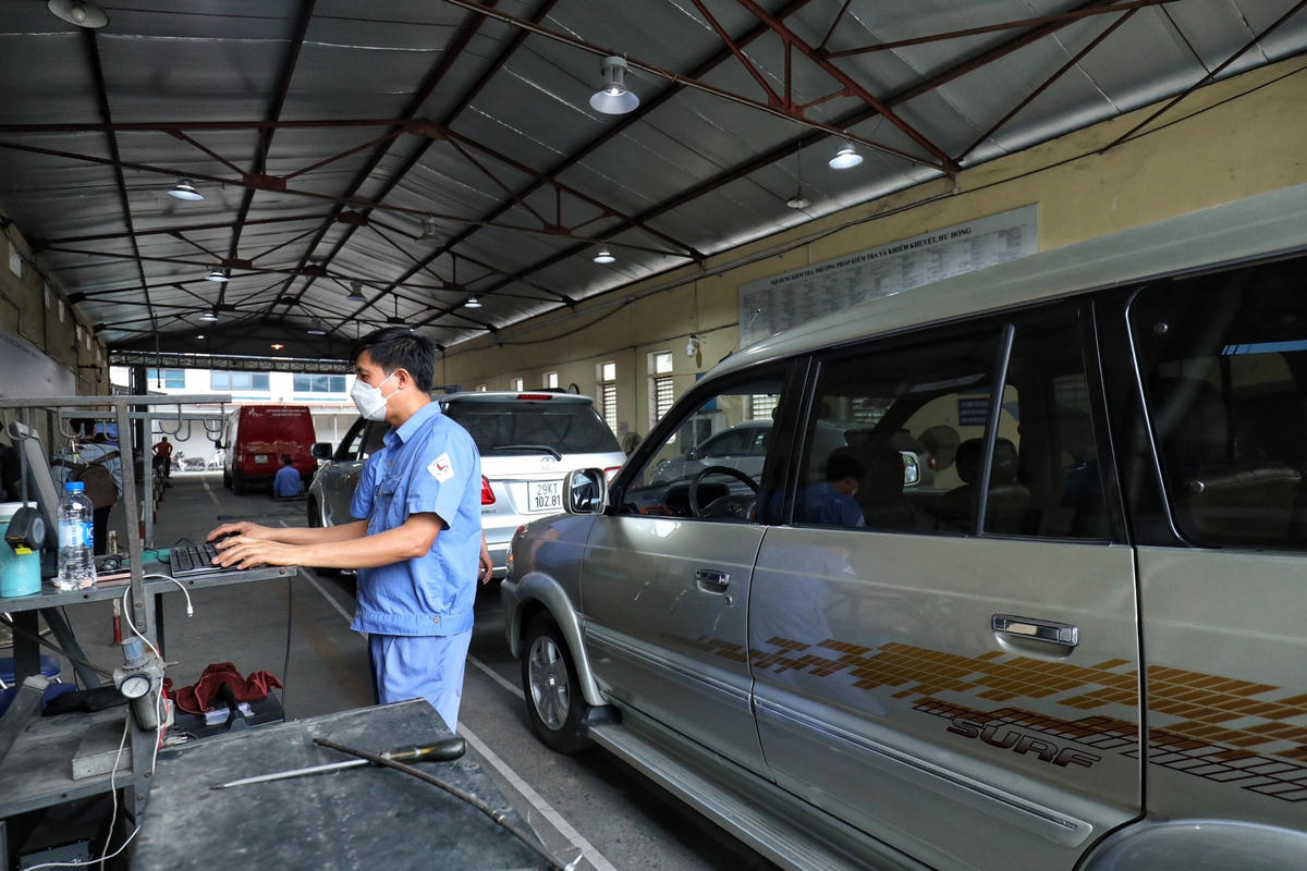 Đối với ô tô chở người các loại trên 9 chỗ, chu kỳ đầu tiên miễn kiểm định và tăng từ 18 tháng lên 24 tháng. Thời gian sản xuất đến 5 năm thì chu kỳ tăng từ 6 tháng lên 12 tháng. Thời gian sản xuất trên 5 năm thì chu kỳ giữ nguyên 6 tháng.