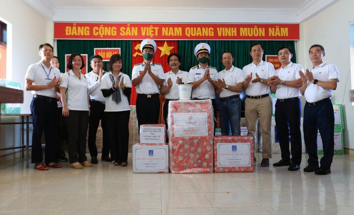 Tháng 4/2022, Đoàn công tác Petrovietnam thăm hỏi và tặng quà cán bộ, chiến sĩ, nhân dân huyện đảo Trường Sa và Nhà giàn DK1 với tổng giá trị gần 1 tỷ đồng.