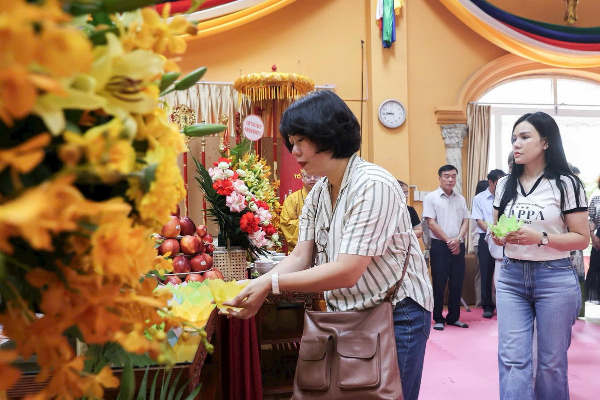 Cán bộ, phóng viên Báo Đại đoàn kết thành tâm dâng hương tưởng niệm tại buổi lễ. Ảnh: Quang Vinh.