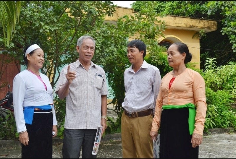 Ông Nguyễn Văn Thương, Người có uy tín ở xóm 5, xã Sủ Ngòi, (Tp. Hòa Bình, thứ hai từ trái qua) tuyên truyền, vận động Nhân dân chấp hành chủ trương, đường lối của Đảng, chính sách, pháp luật của Nhà nước.