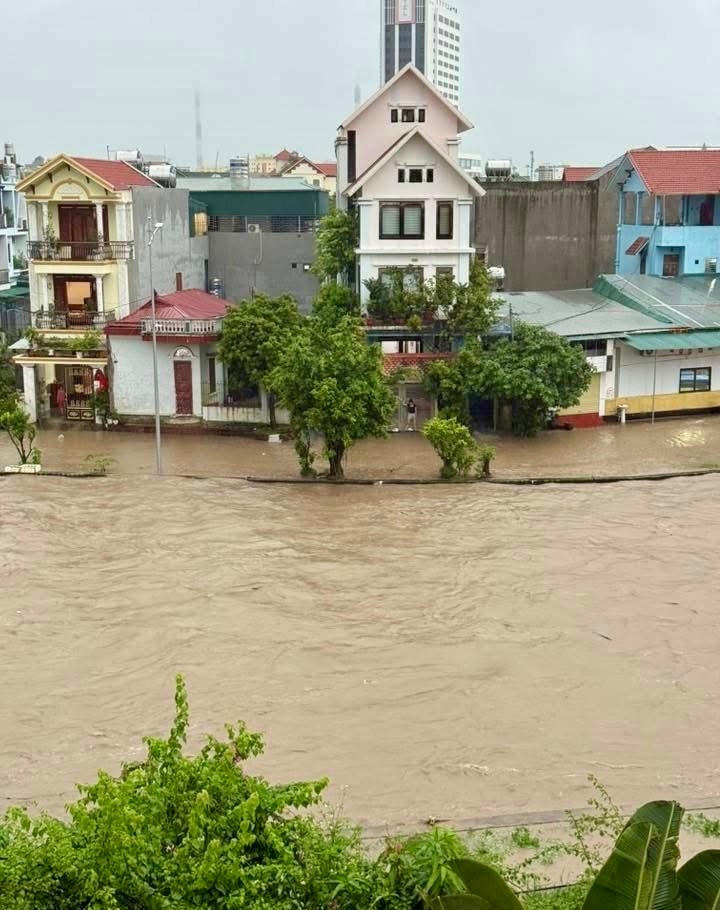 Đường khu dân cư ở phường Uông Bí bị ngập.