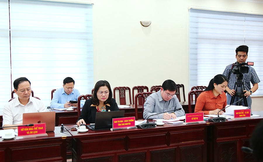 Các đại biểu tham gia hội nghị.