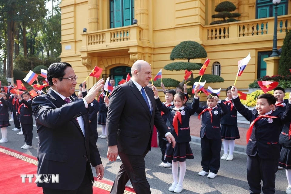 Thủ tướng Phạm Minh Chính và Thủ tướng Liên bang Nga Mikhail Vladimirovich Mishustin với thiếu nhi Thủ đô Hà Nội. (Ảnh: Dương Giang/TTXVN)
