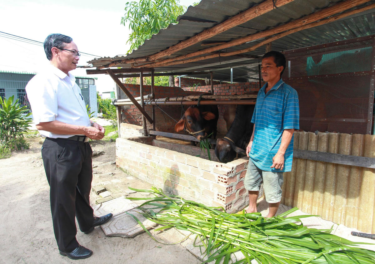 Nhờ được tuyên truyền vận động, gia đình anh A Hiếu (phải) đã sử dụng hiệu quả nguồn vốn vay tín dụng chính sách để từng bước thoát nghèo. Ảnh:baokontum.vn