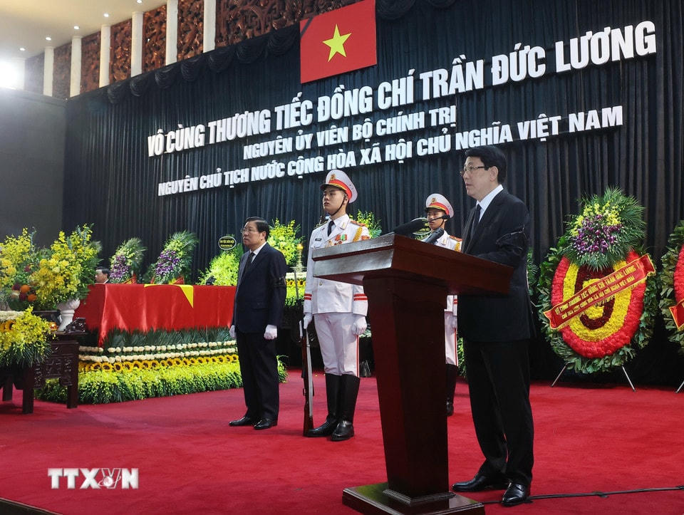 Ủy viên Bộ Chính trị, Chủ tịch nước Lương Cường, Trưởng Ban Lễ tang đọc Lời điếu. (Ảnh: TTXVN)